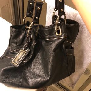 B Makowsky black leather purse